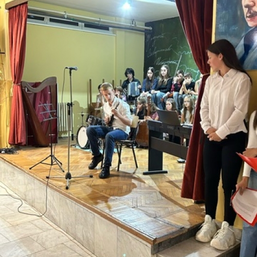 Хуманитарни концерт у холу