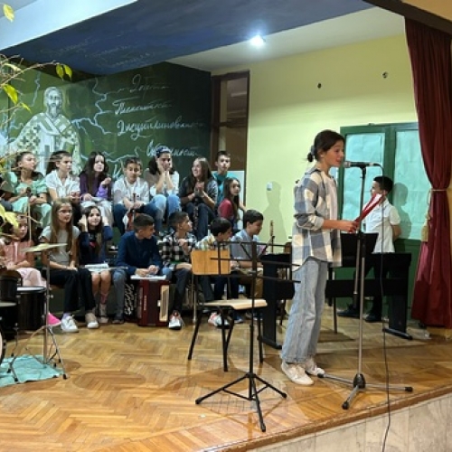 Хуманитарни концерт у холу