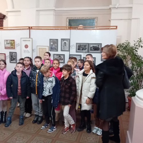 Посета изложбе у Првој крагујевачкој гимназији