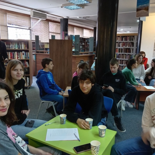 УЧЕНИЦИ ОСНОВНЕ ШКОЛЕ,,РАДОЈЕ ДОМАНОВИЋ“ ПРВИ НА КВИЗУ О КЊИЖЕВНОСТИ